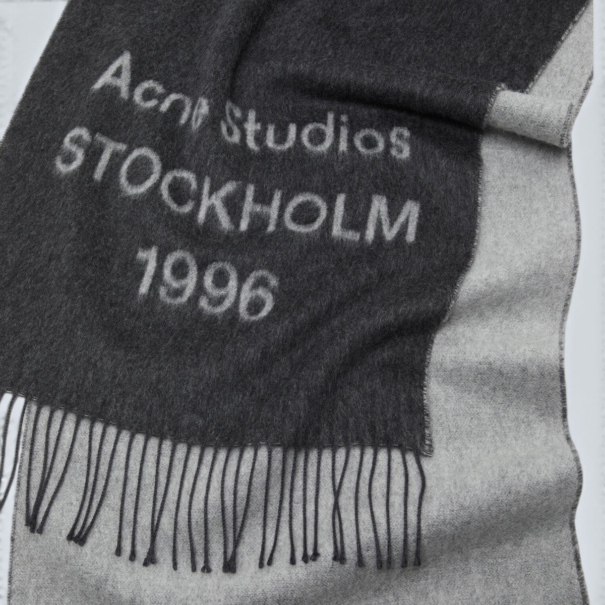 Acne Studios Schal mit Schriftzug in Schwarz-cognac, Ansicht 2